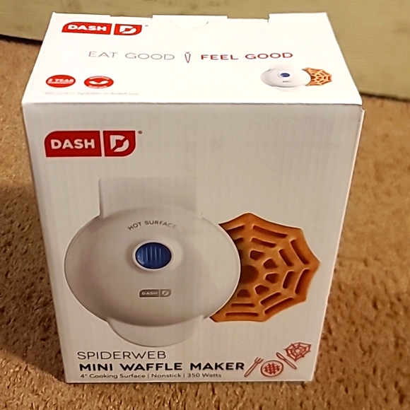 Dash mini waffle maker + free gift with purchase - Picture 1 of 5